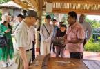 Receiving explanation on the Coco de Mer