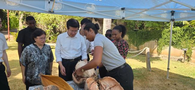 Mr. Yunlong holding the Coco de Mer